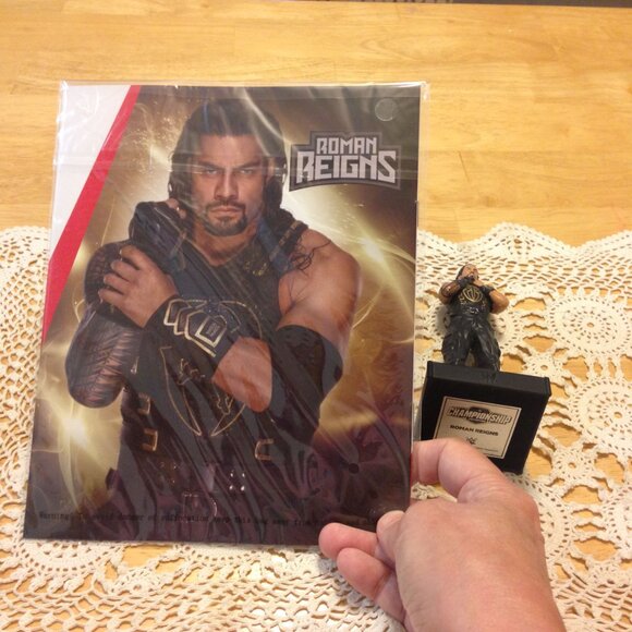WWE Wrestling Roman Reigns action figure and collector's magazine - Picture 4 of 7